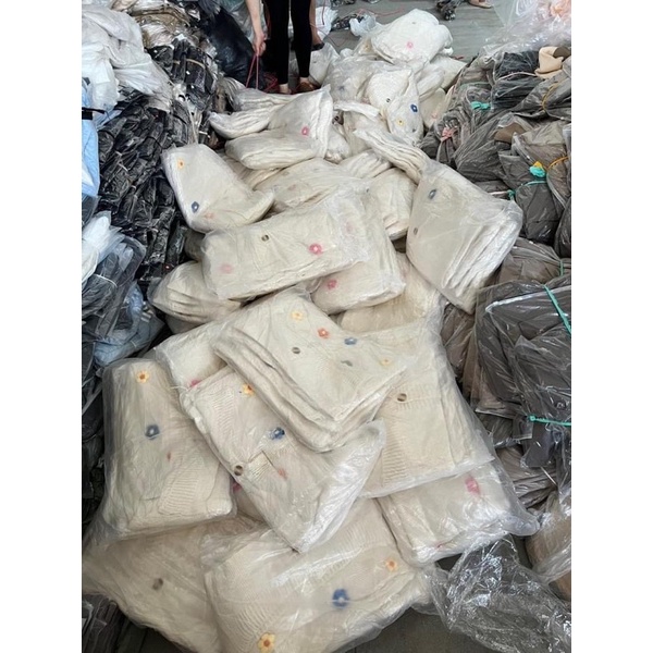 Áo len cardigan trắng gắn hoa nổi KORE