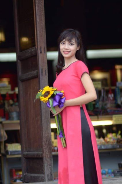 Áo dài màu hồng sen cực tôn dáng