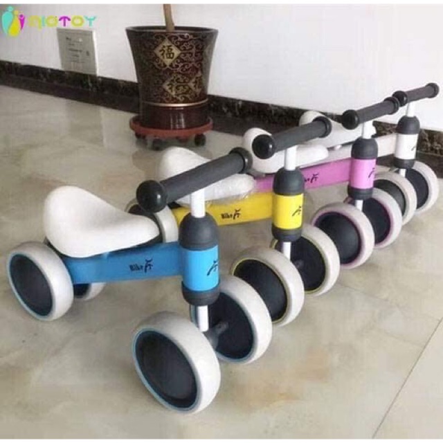 Xe chòi chân tập đi