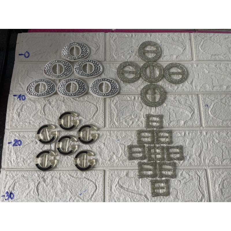 Khoen  nịt nhựa và kim loại dùng để trang trí làm đai eo, đai lưng quần …