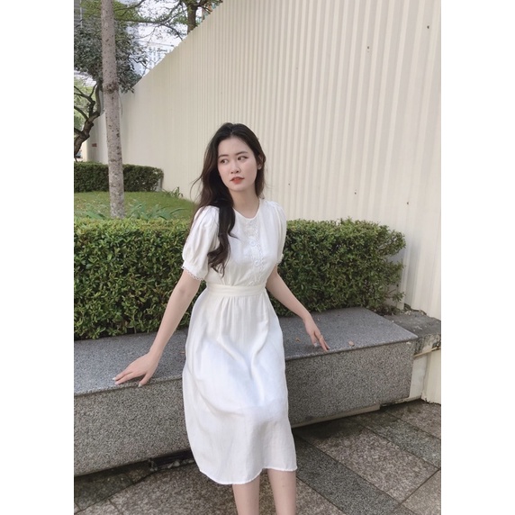 Đầm trắng ren cổ