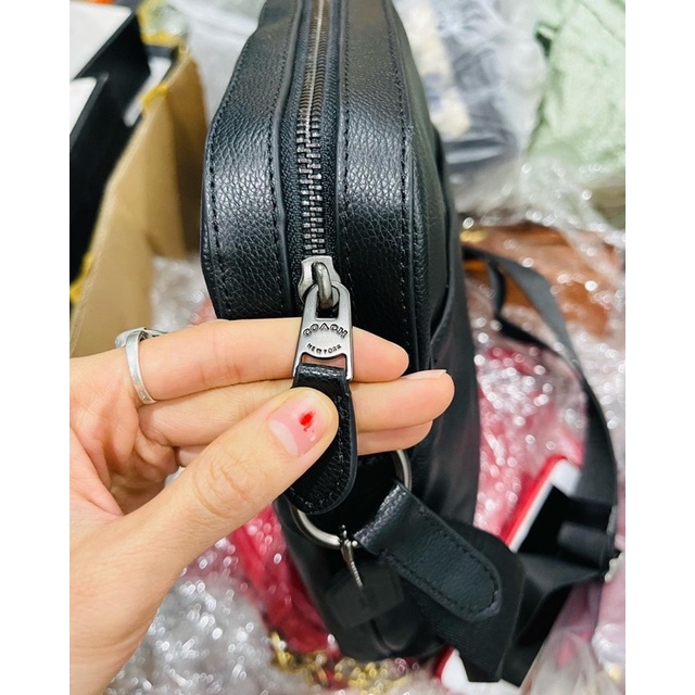 Túi đeo chéo dành cho nam đeo ạ! da thật mềm mịn, chi tiết dập hiệu từng dây khoá như e chụp ạ