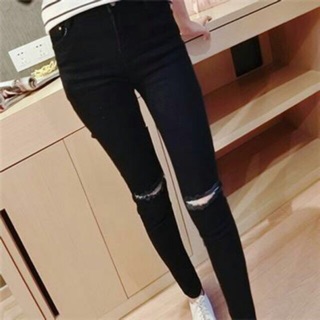 Quần đen rách gối cá tính