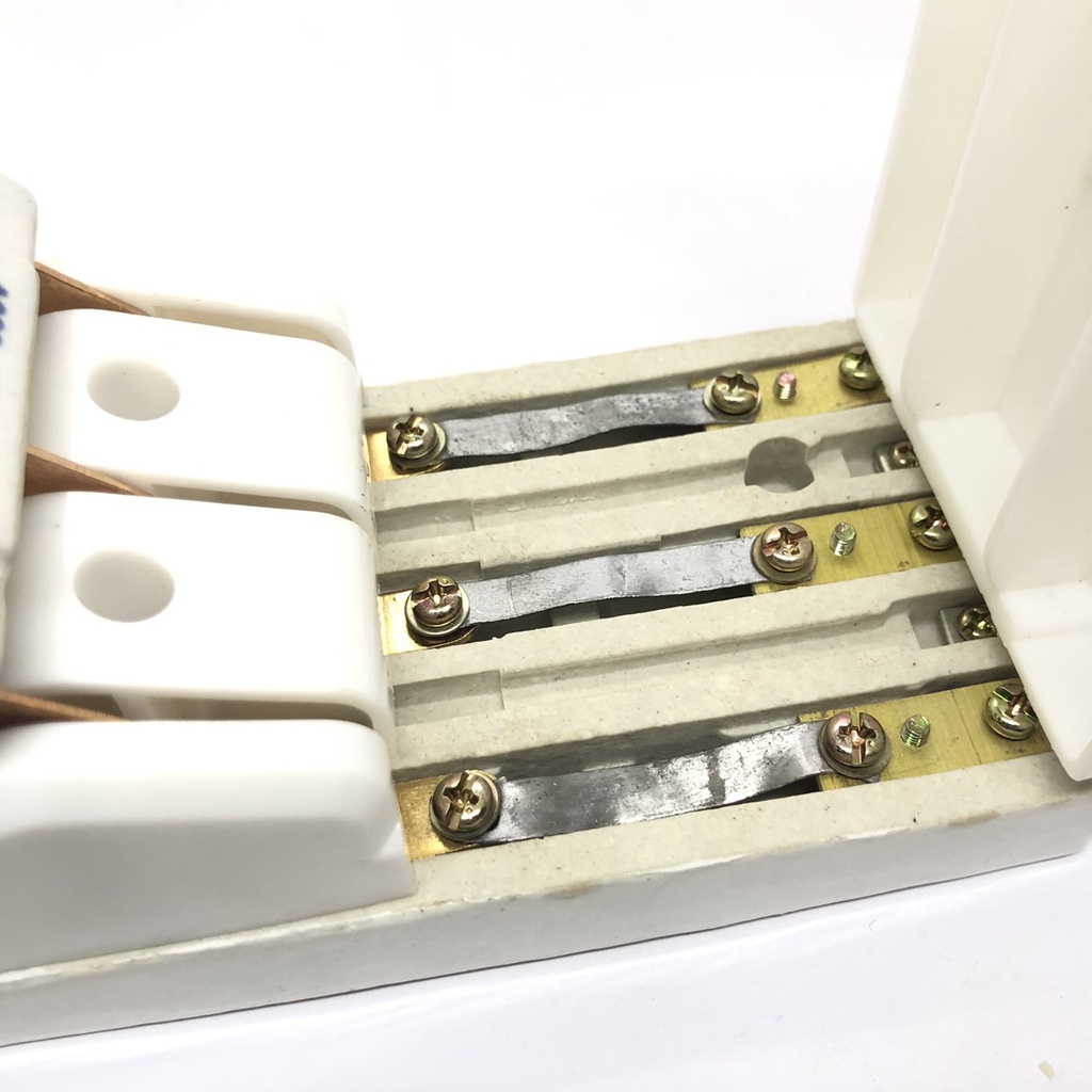 Cầu dao đế sứ 30A 3P Sopoka D9 - Điện Việt