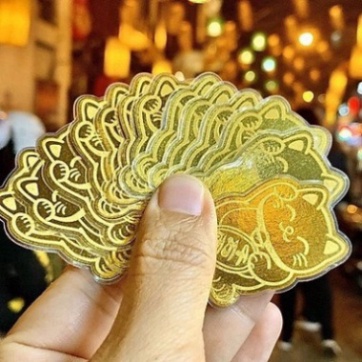 Miếng dán Mèo Thần Tài gắn ốp lưng Mạ Vàng Mang Tới Tài Lộc Chiêu May Mắn Phong Thủy Cho Người Sử Dụng