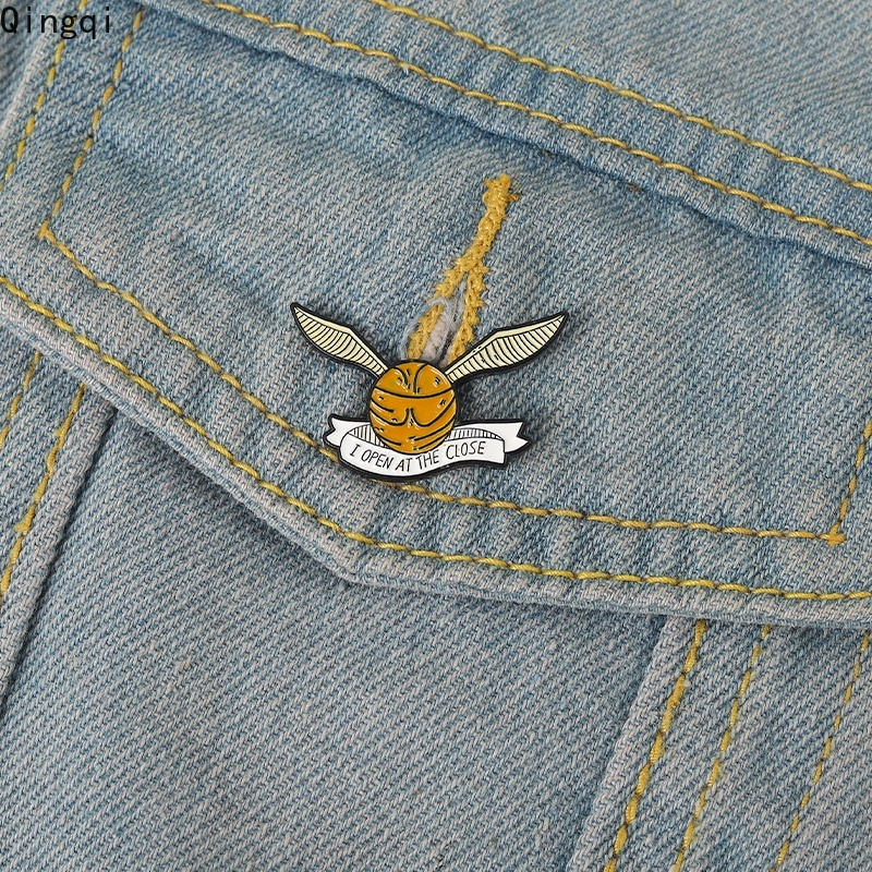 Ghim cài áo Miss Zoe hình tròn in chữ thời trang