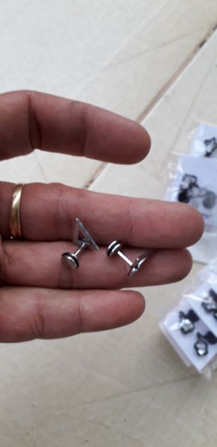 Đôi bông tai bằng thép không gỉ hình tam giác đuôi vặn rất đẹp