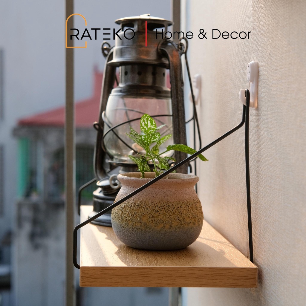 Kệ gỗ treo tường, trang trí không cần khoan RATEKO có móc treo thép sơn tĩnh điện dễ dàng lắp đặt cho quán Cafe,Homestay