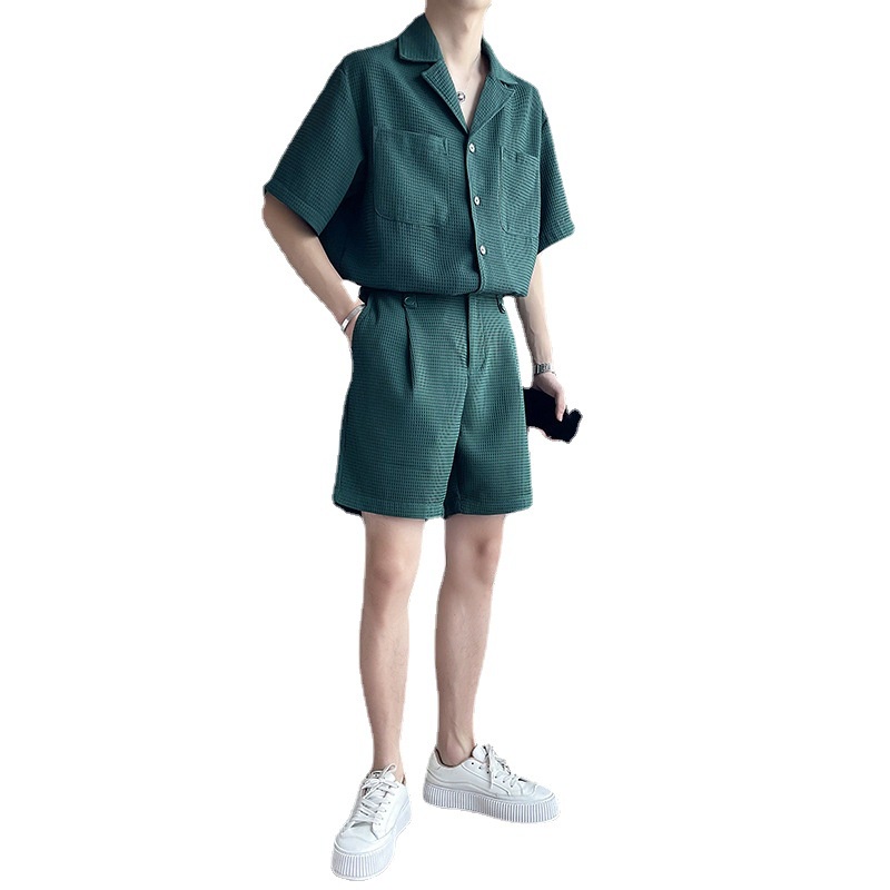 Set 2 món gồm áo sơ mi tay ngắn cổ vest + quần short dáng rộng phong cách thường ngày cho nam