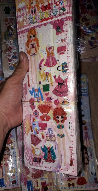 Hình dán Nổi thay quần áo_Một tờ hình dán nổi thay quần áo loại dài có nhiều mẫu khác nhau