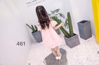 Váy hồng rớt vai