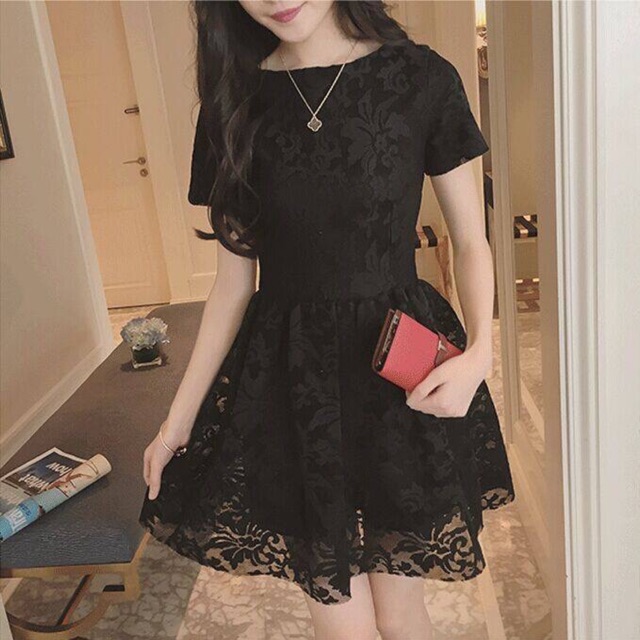 Đầm ren xòe hoa nổi