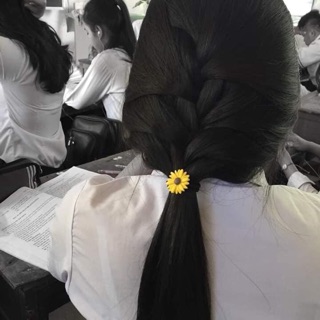 Buộc tóc hoa cúc vàng