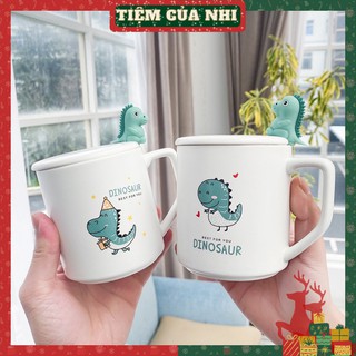 Ly sứ có nắp màu trắng in hình khủng long, mèo Nhât có quai cầm kèm muỗng cà phê Tiệm Của Nhi LSCN13