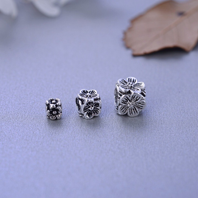 Charm bạc thái vuông hoa