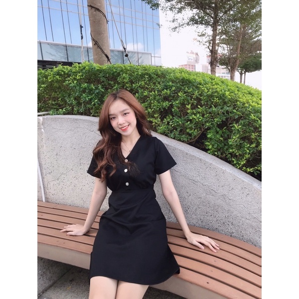Đầm nút cổ V