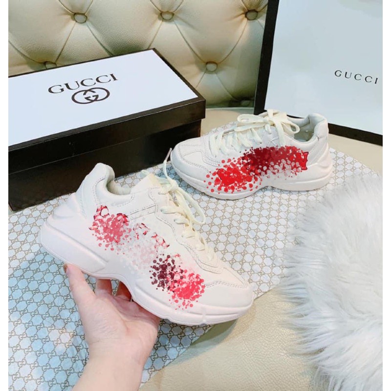 GIÀY THỂ THAO CHỮ ĐỎ SIÊU HOT | BigBuy360 - bigbuy360.vn
