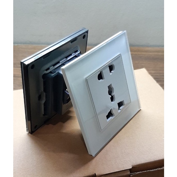 Ổ cắm mặt kính cường lực hình vuông sang trọng