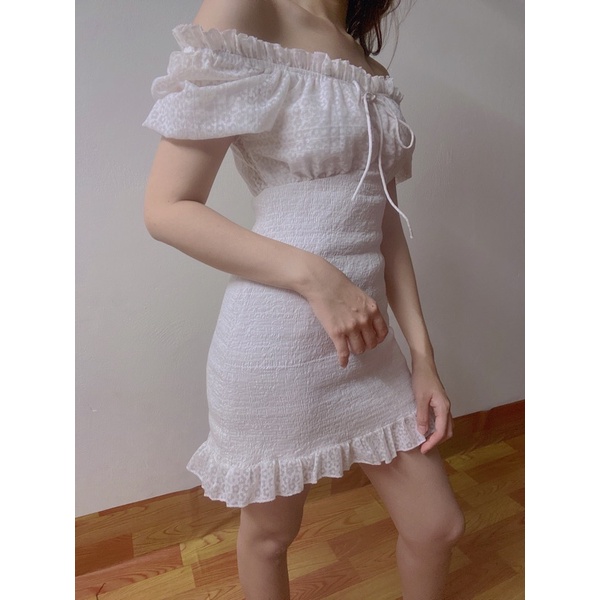 Đầm trắng tay ren ôm siêu tôn dáng