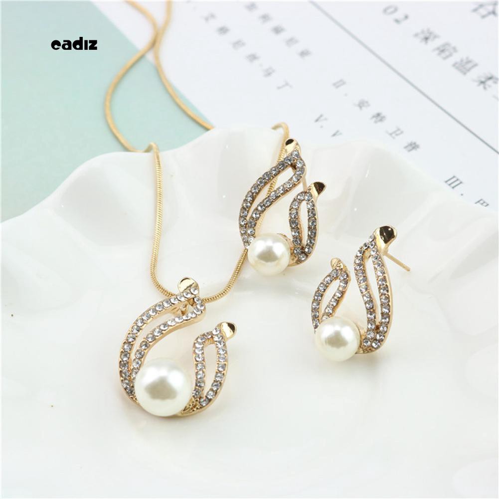 Bộ dây chuyền và khuyên tai đính hạt giả ngọc trai