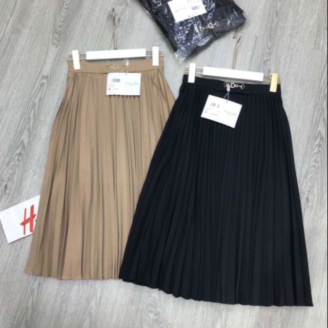 Chân váy xếp li cạp tag chữ giữa hàng QCL1