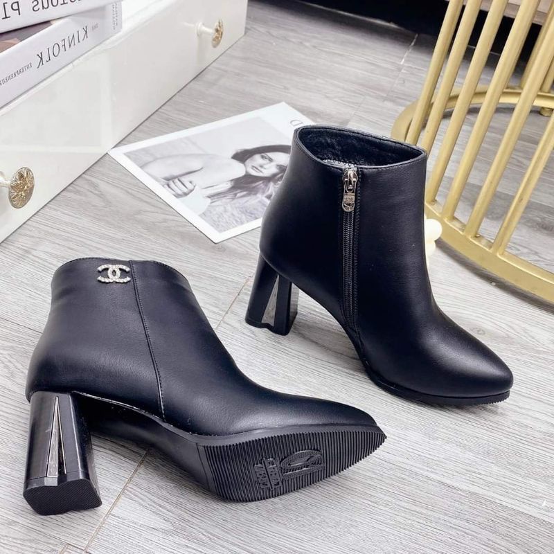 Boot da khoá cạnh màu đen