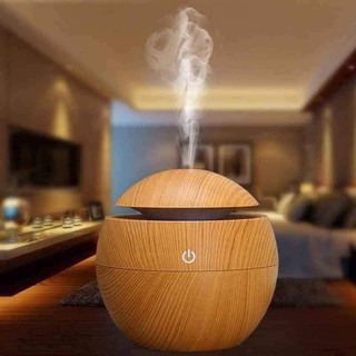 Đèn xông tinh dầu vân gỗ hình tròn.