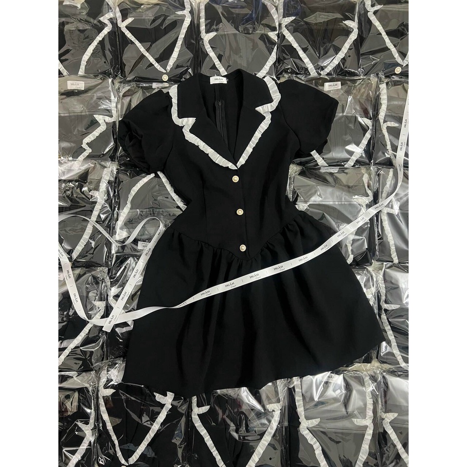 đầm fom ngắn cổ kiểu bẻ chữ V đính nút