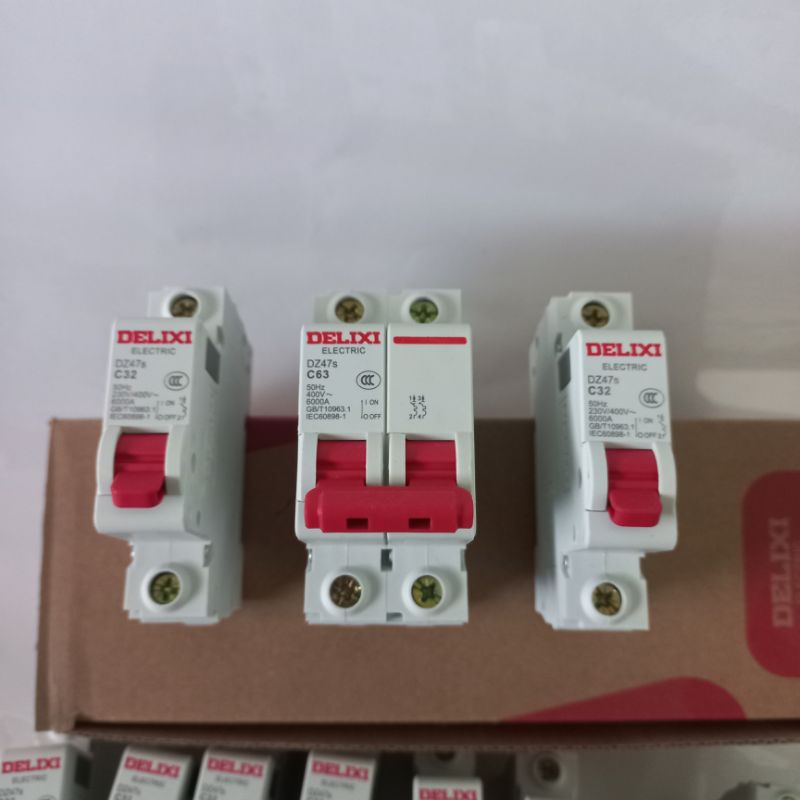 Atomat 1P và 2P bảo vệ quá tải và chập điện 220v