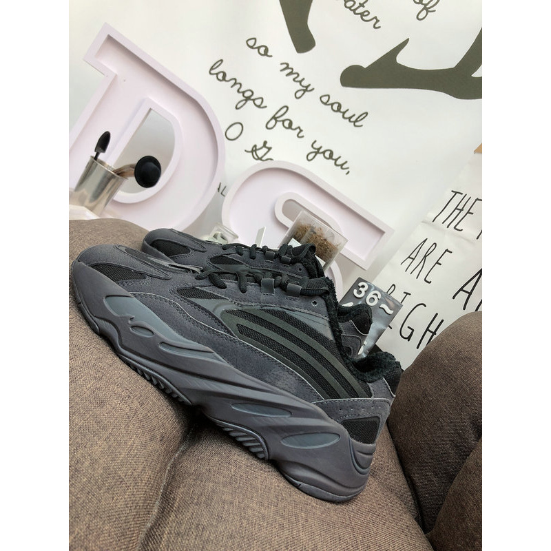 Giày Thể Thao Adidas Yeezy 700v2 1070034