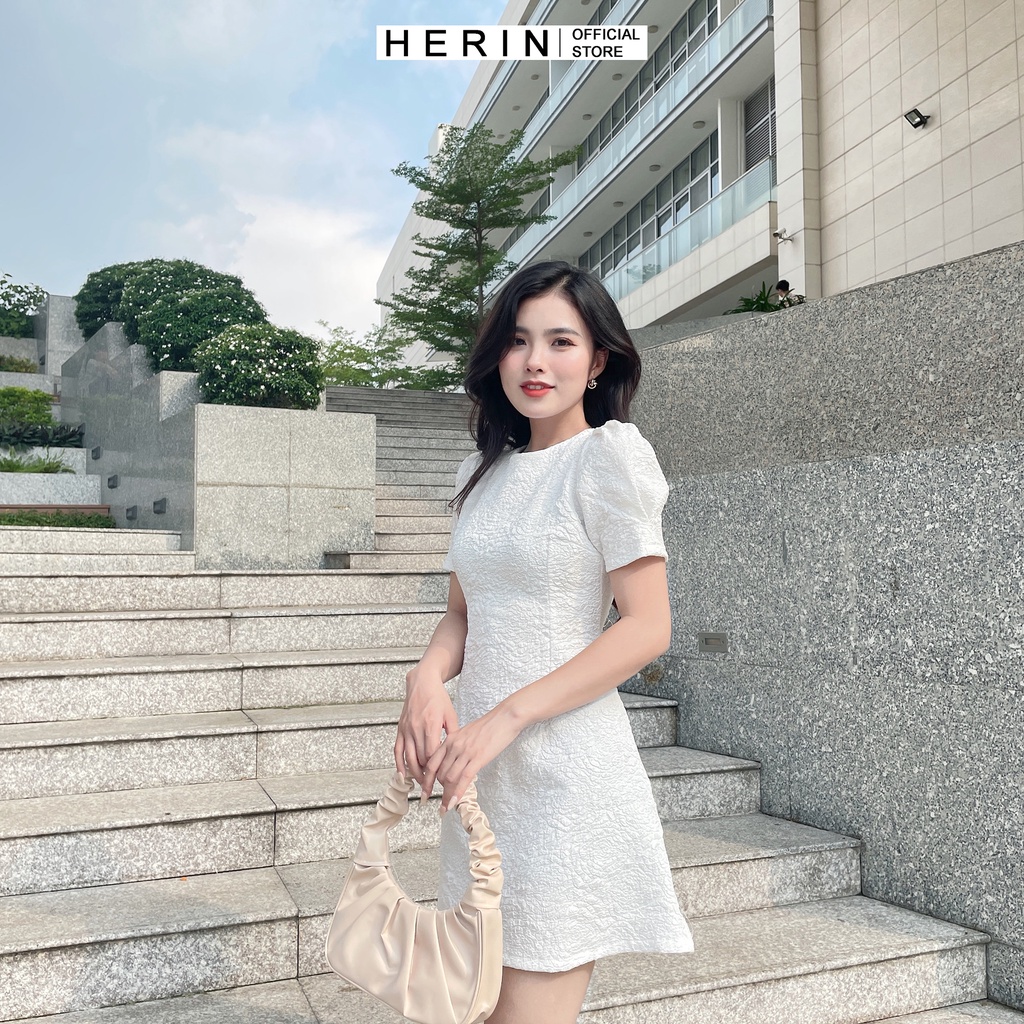 Đầm dự tiệc trắng hở lưng vải gấm  xịn form chuẩn tôn dáng cực dễ thương mã
