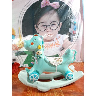 Ngựa bập bênh có bánh xe chòi chân cho bé