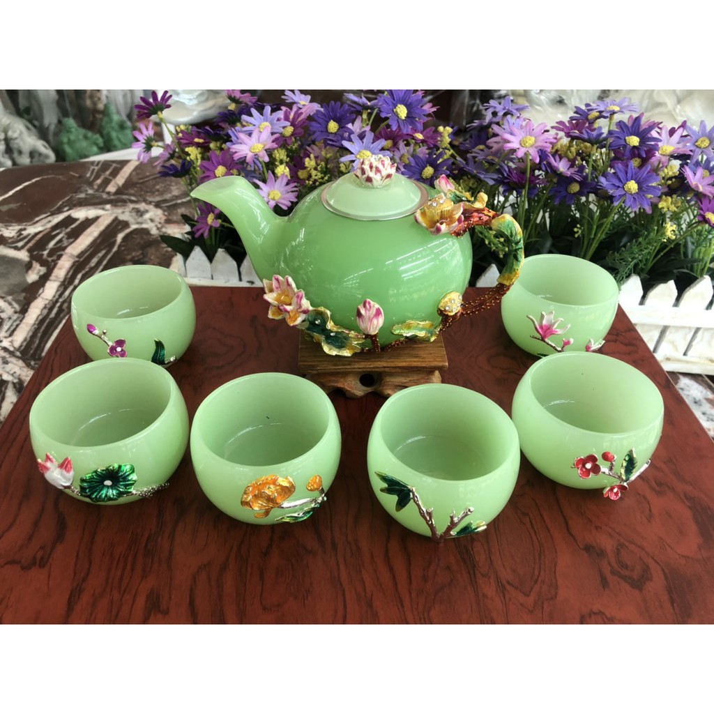Bộ ấm trà với với ly chạm hoa sen đá xanh