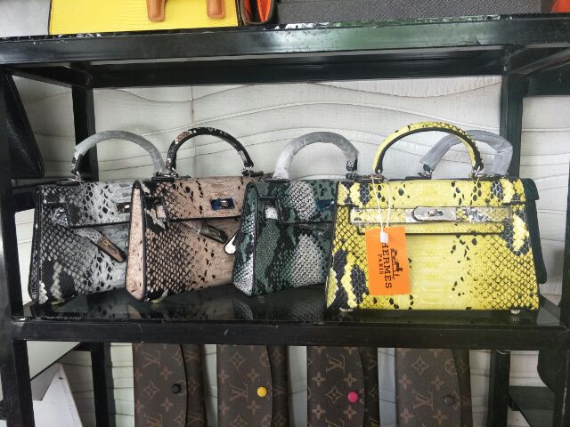 Túi hm vân da rắn loang đủ màu sale 200k