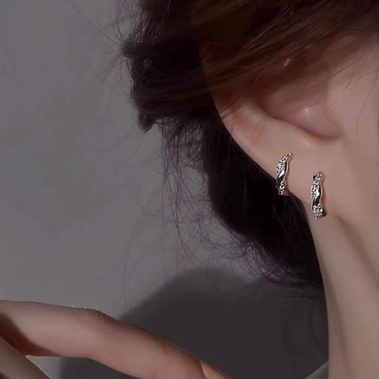 Khuyên tai bạc Khuyên tròn sóng đan mây nạm đá mẫu bấm đường kính 1cm Van jewelry V10754