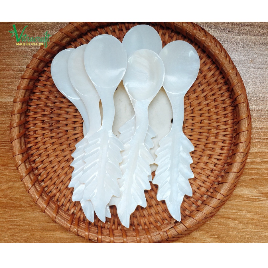 Thìa Lá làm từ 100% ngọc trai thiên nhiên,thiết kế độc đáo.Thích hợp để pha cà phê, trà,...hay làm trang trí bàn ăn.