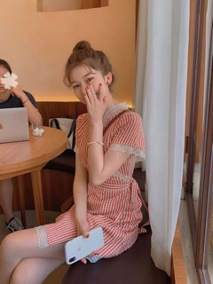 Đ𝚊̂̀𝚖 caro đỏ đắp chéo viền ren thắt eo