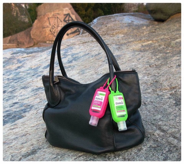 Gel rửa tay khô diệt khuẩn AVEO VÀ ISANA có dây treo cực thơm và tiện lợi.