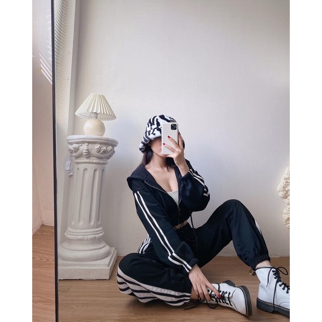 [Có sẵn] [Ảnh thật] Áo khoác croptop tay dài khoá kéo đen | BigBuy360 - bigbuy360.vn