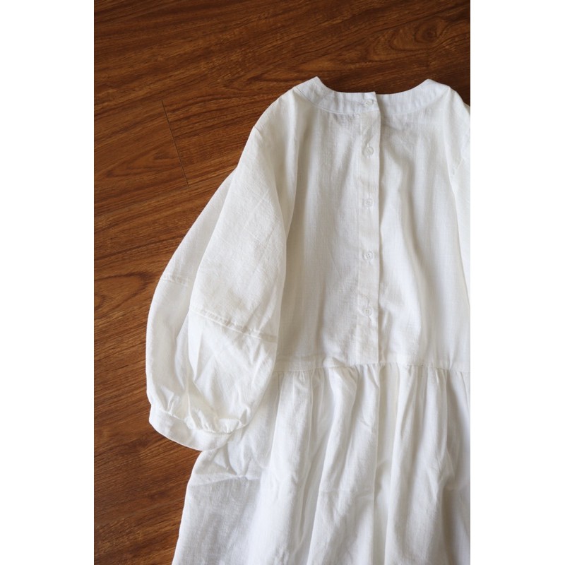Đầm nhấn li thêu hoa bé xíu Lá Xoè vải linen mỏng xước | hoa thêu tay