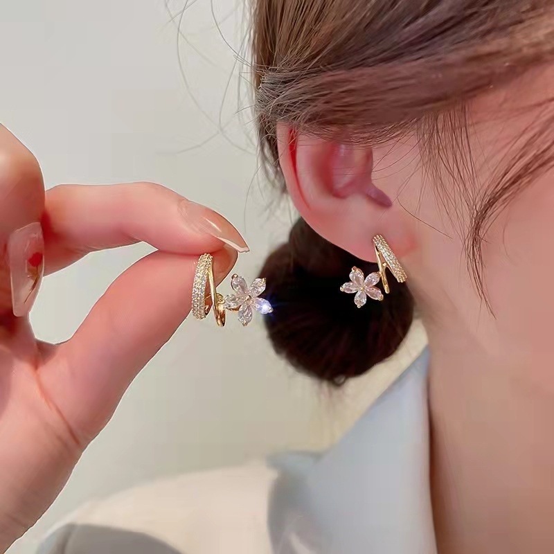 1 Đôi Bông Tai Hình Hoa Ba Lớp Đính Đá Thời Trang Sang Trọng