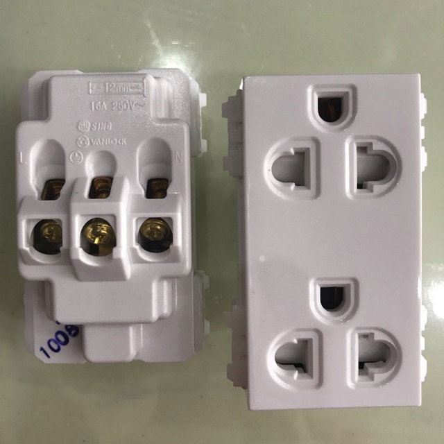 Hạt 2 ổ cắm 3 chấu có màn che S18CC