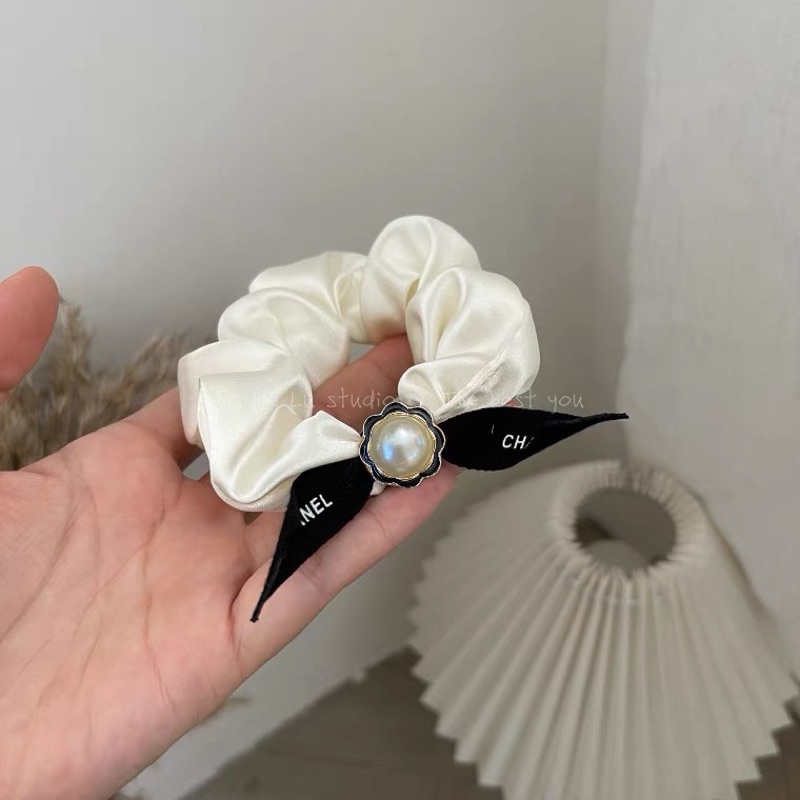 Cột tóc Scrunchies mini đính nơ Chanel sang chảnh, phụ kiện tóc cho nữ