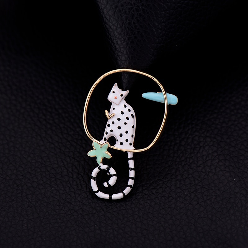 Ghim cài áo hình chú mèo đen / trắng ngồi trên nhành cây dễ thương dành cho nữ