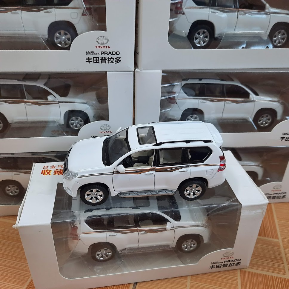 Xe ô tô mô hình Landcruiser Prado tỉ lệ 1:32 bằng kim loại có âm thanh và đèn mở được các cửa xe