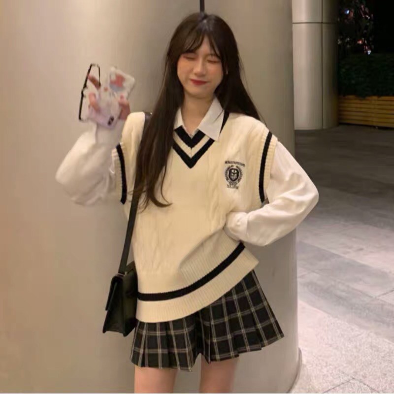 Set áo sơmi trắng tay dài phối gile len thêu phù hiệu, chân váy caro xếp ly lưng cao phong cách đồng phục học sinh