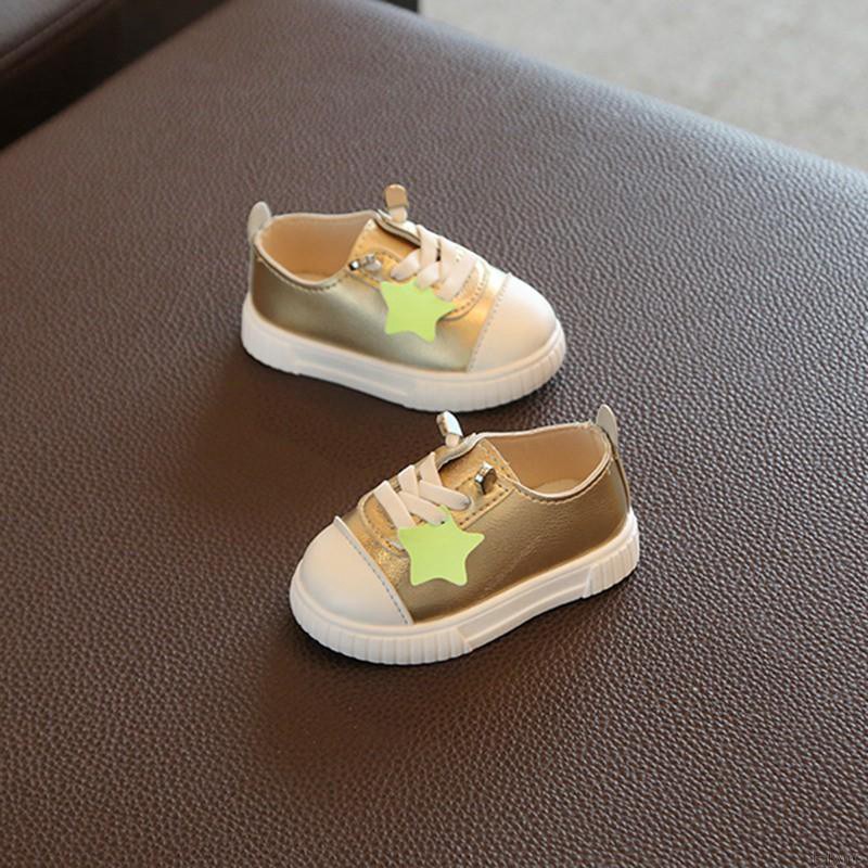 Giày thể thao in chữ dễ thương cho bé