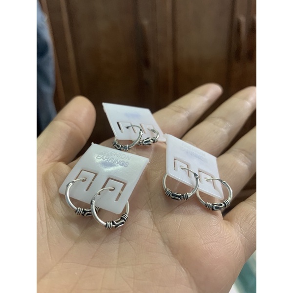 Khuyên tai tròn họa tiết đen bạc ta cá tính