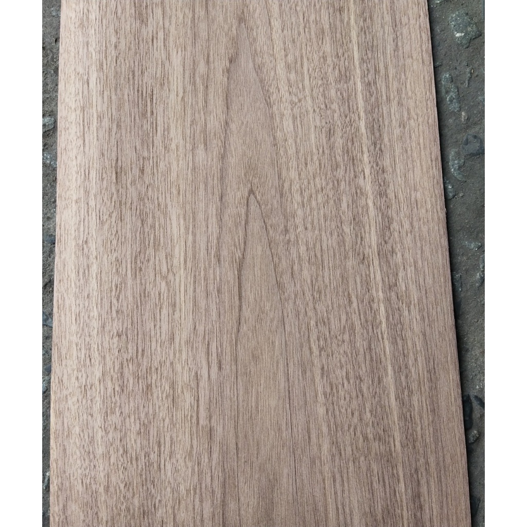 Ván lạng walnut bản rộng 280mm dùng dán thùng loa.(QC 0.52*280*1200mm: 60.000đ/tấm)