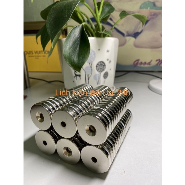 Nam châm 30x5 có lỗ 6mm siêu rẻ siêu khoẻ.